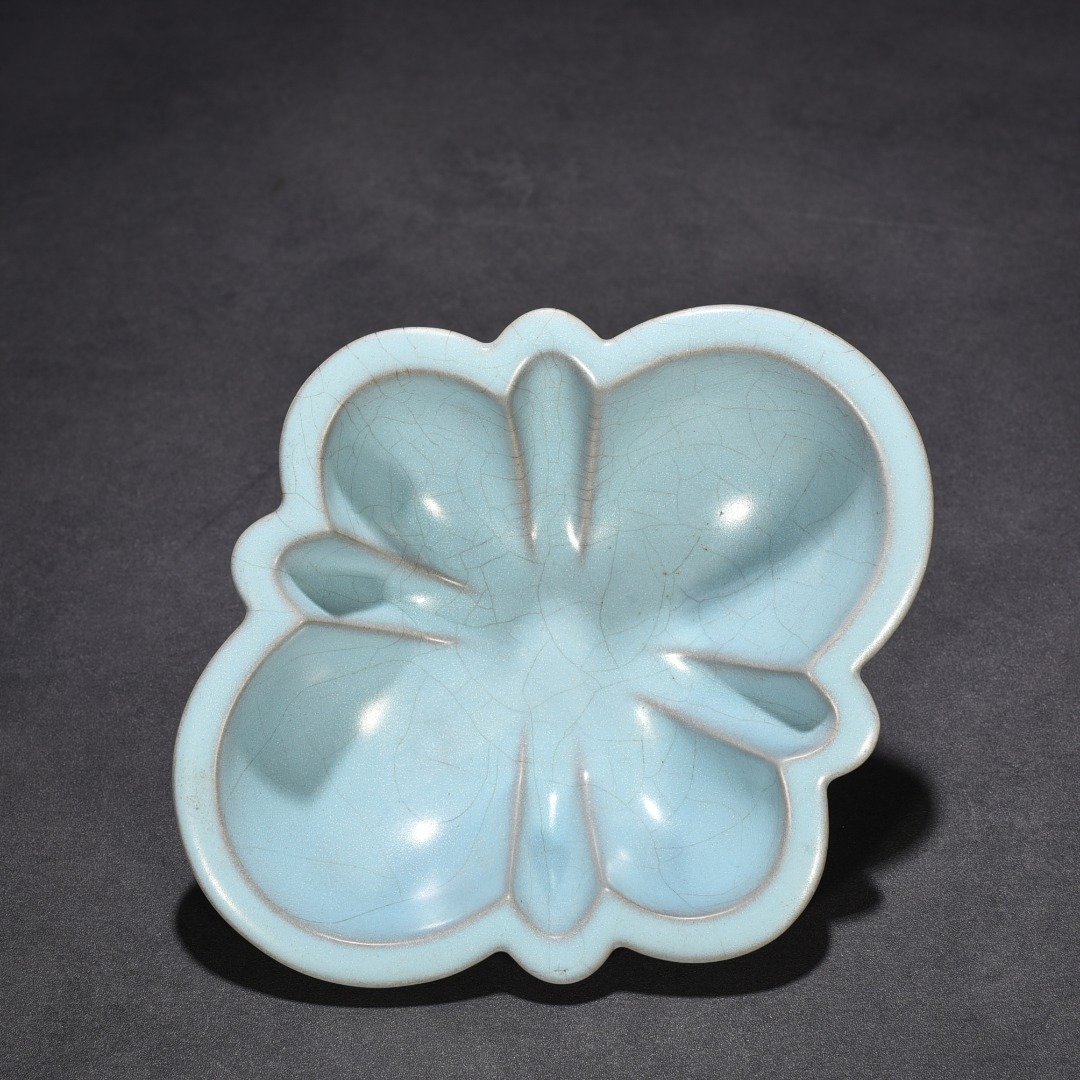 Song Dynasty Ru kiln azure glaze and begonia wash