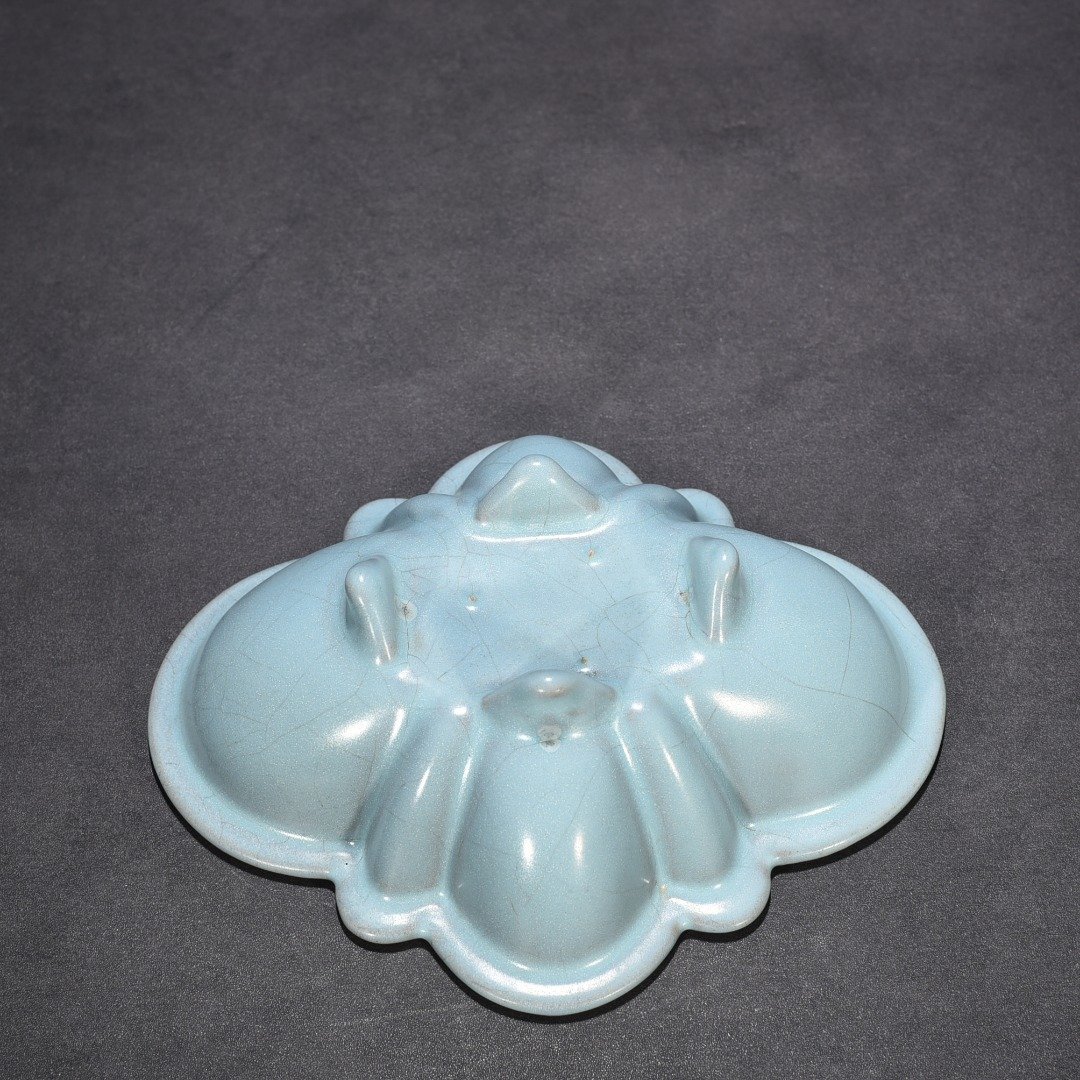 Song Dynasty Ru kiln azure glaze and begonia wash