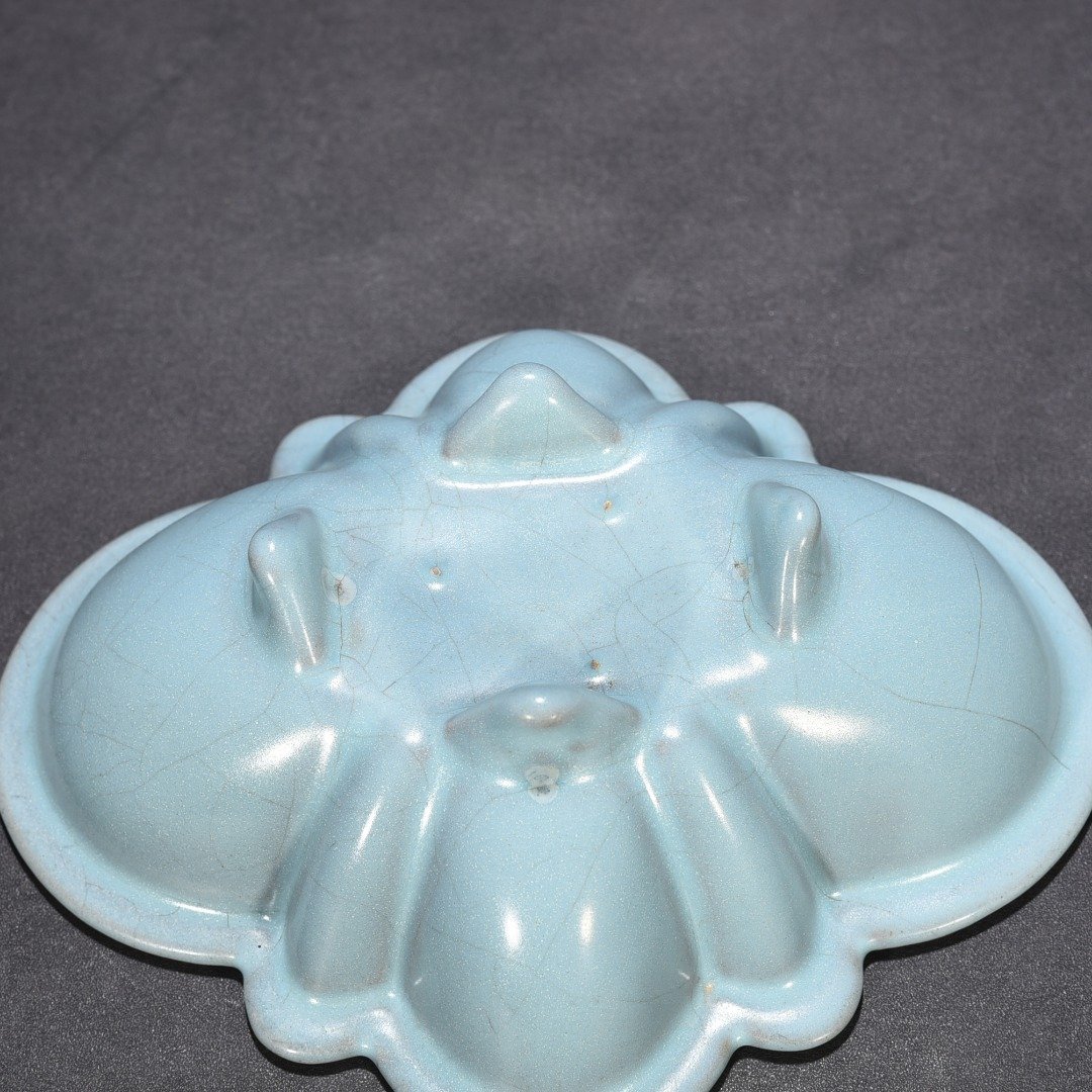 Song Dynasty Ru kiln azure glaze and begonia wash