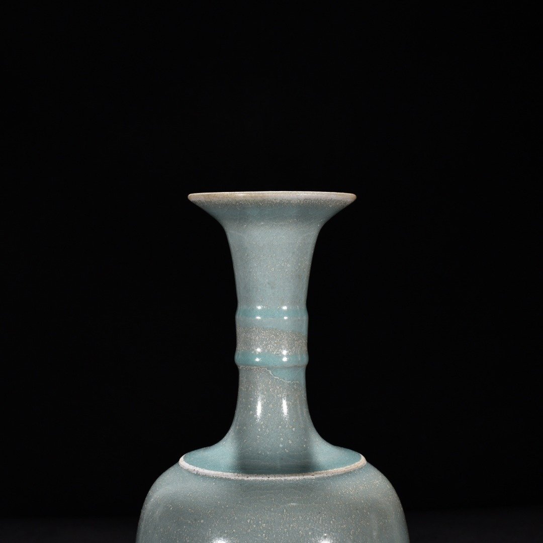 Song Dynasty Ru kiln azure glaze dazzling pattern vase