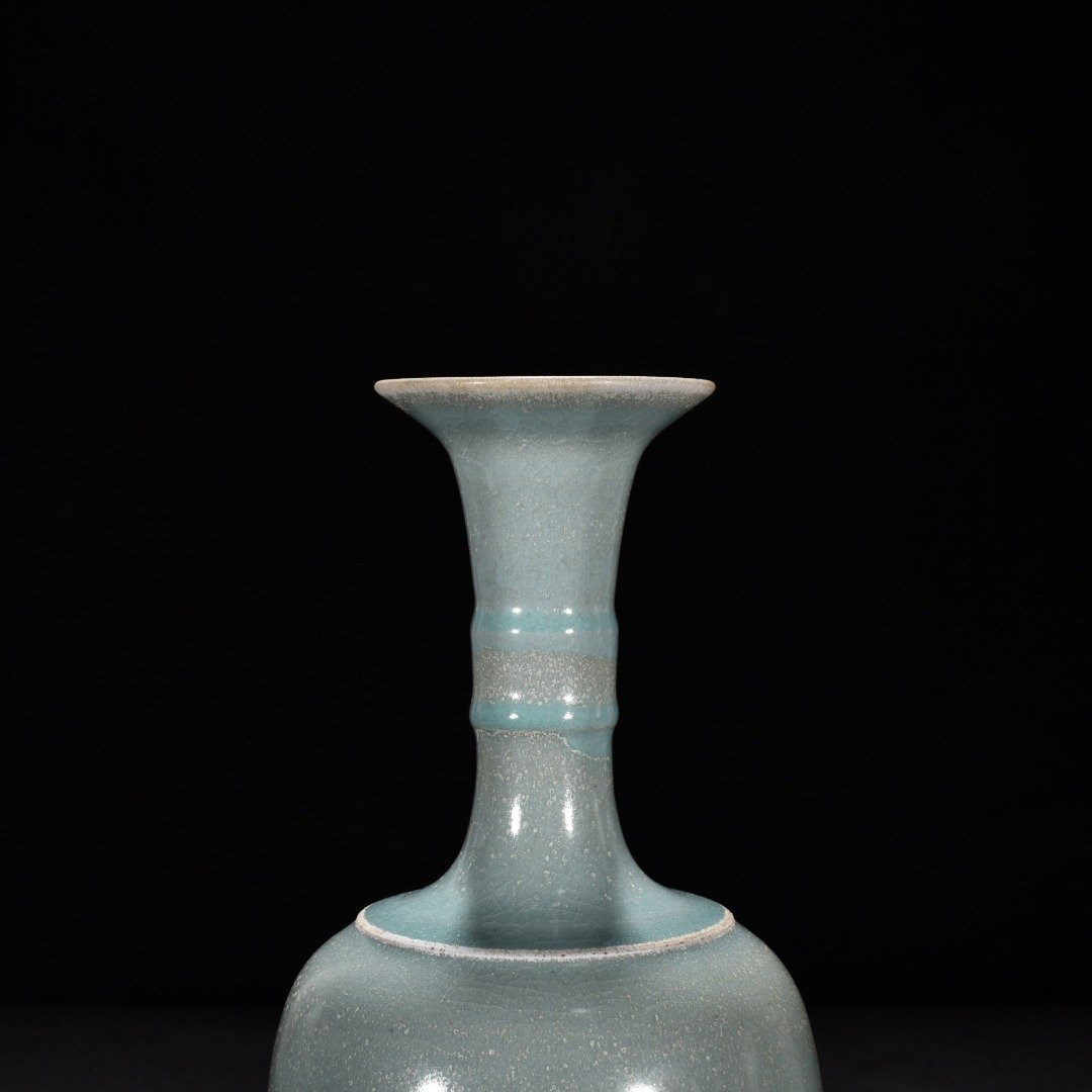 Song Dynasty Ru kiln azure glaze dazzling pattern vase