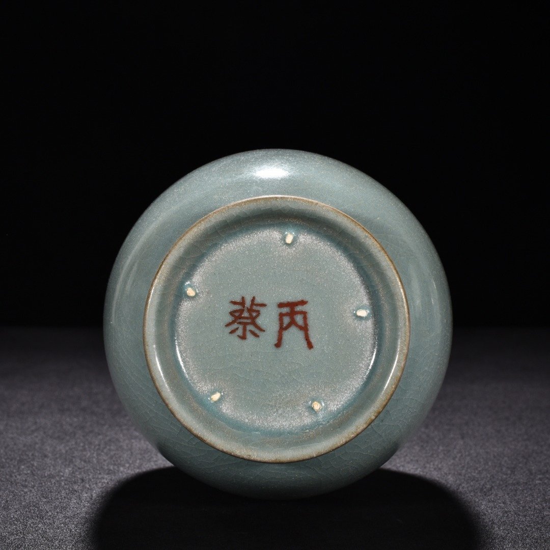 Song Dynasty Ru kiln azure glaze dazzling pattern vase