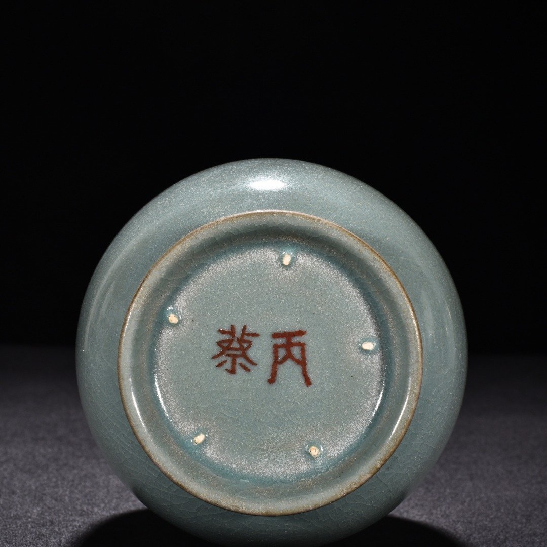 Song Dynasty Ru kiln azure glaze dazzling pattern vase