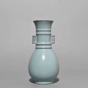 Song Dynasty Ru kiln azure glaze dazzling pattern through-ear vase