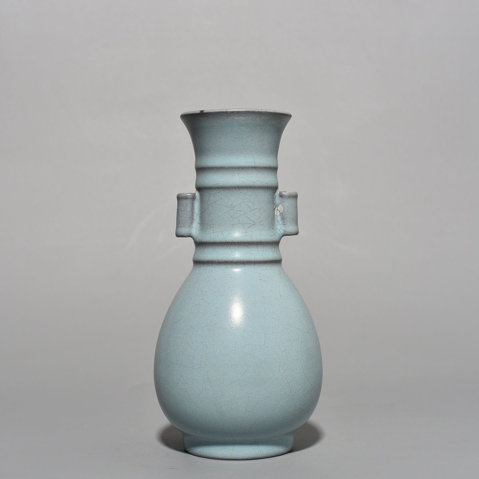 Song Dynasty Ru kiln azure glaze dazzling pattern through-ear vase