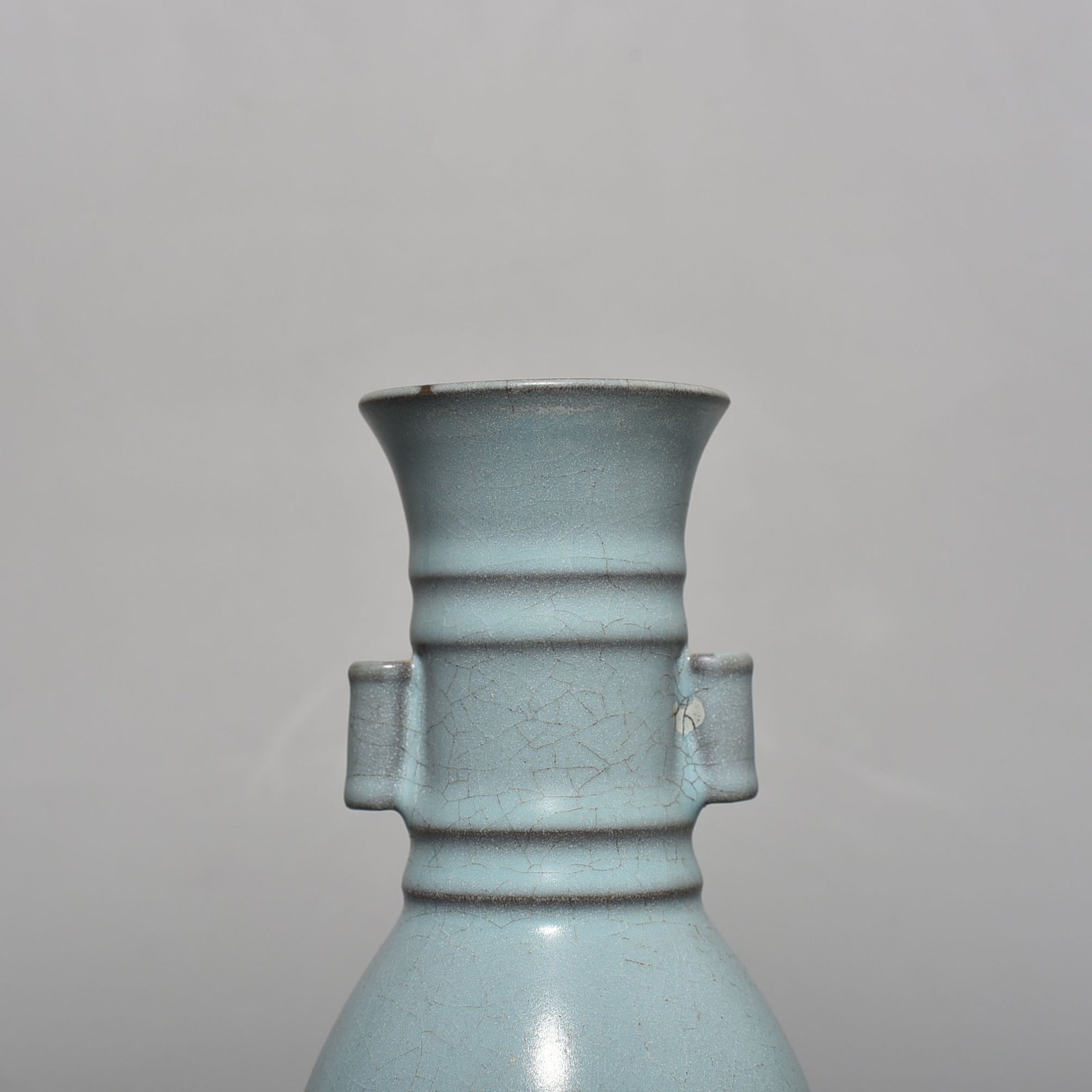 Song Dynasty Ru kiln azure glaze dazzling pattern through-ear vase