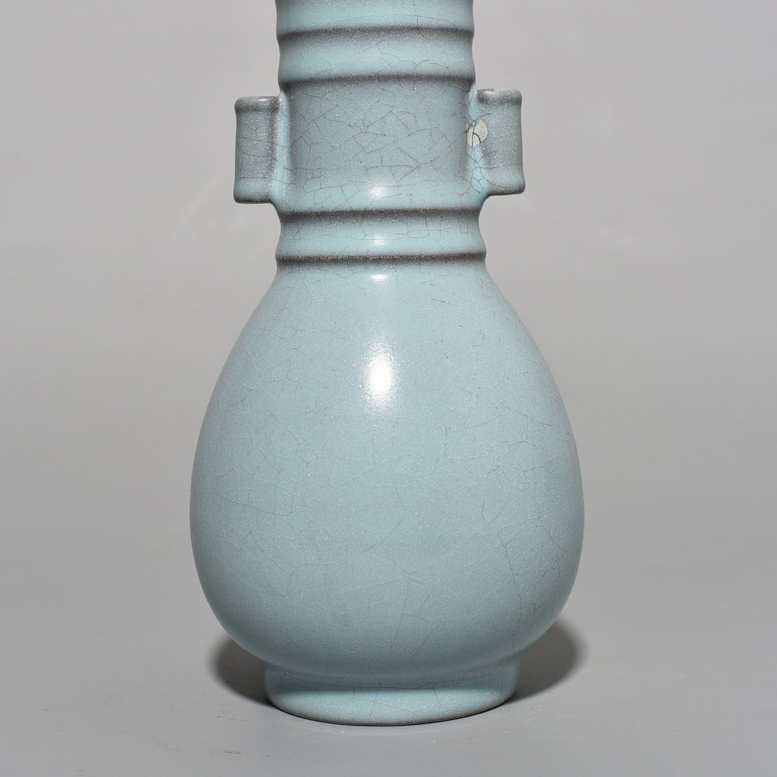 Song Dynasty Ru kiln azure glaze dazzling pattern through-ear vase