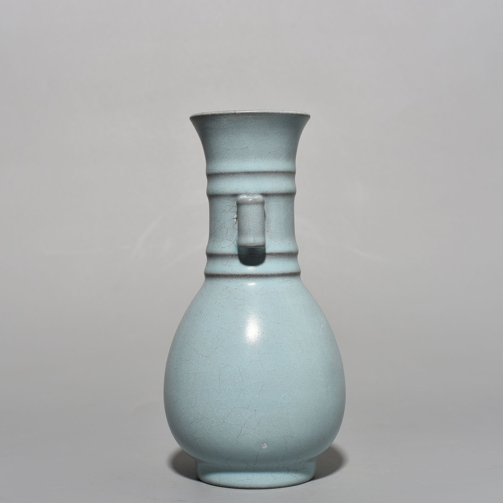 Song Dynasty Ru kiln azure glaze dazzling pattern through-ear vase