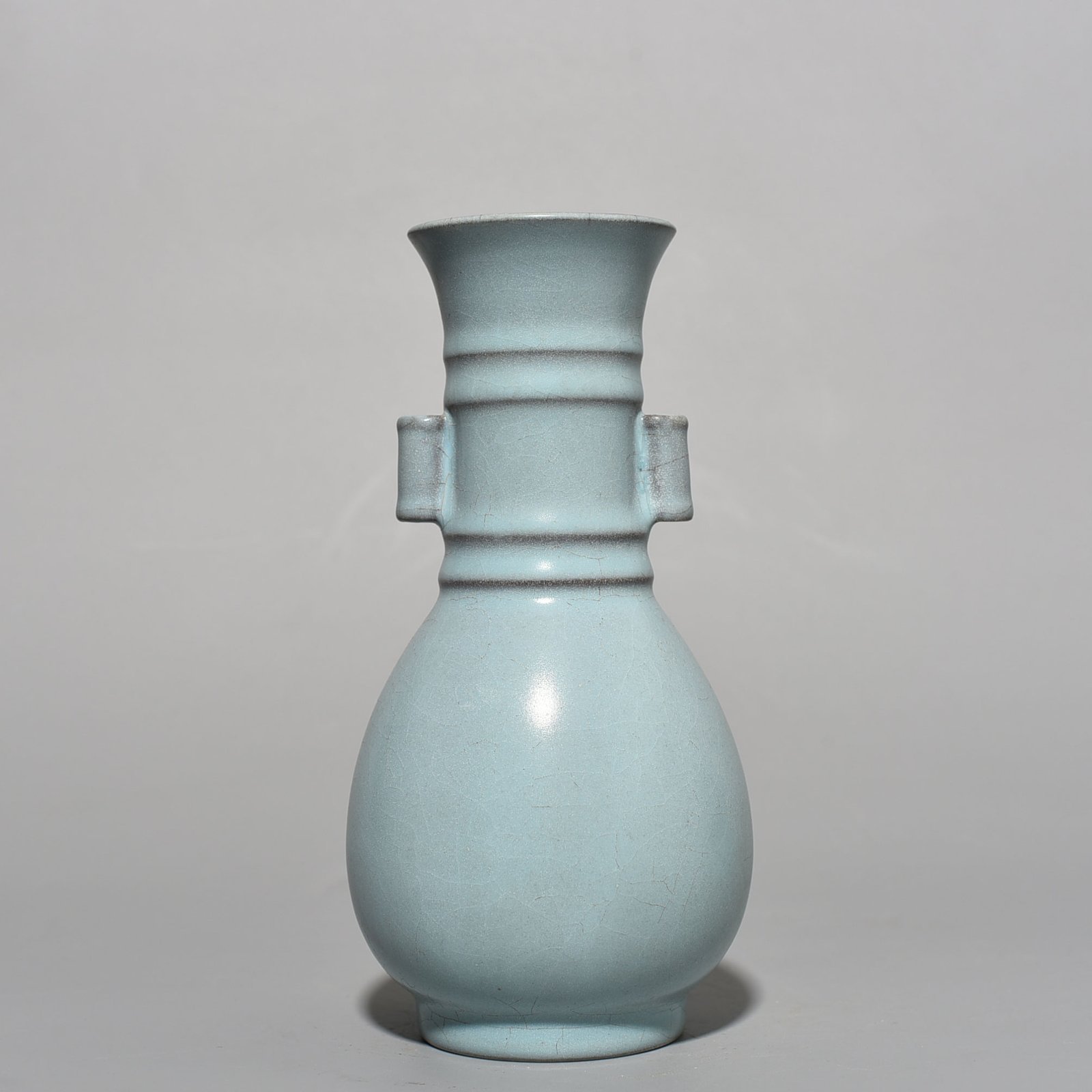 Song Dynasty Ru kiln azure glaze dazzling pattern through-ear vase
