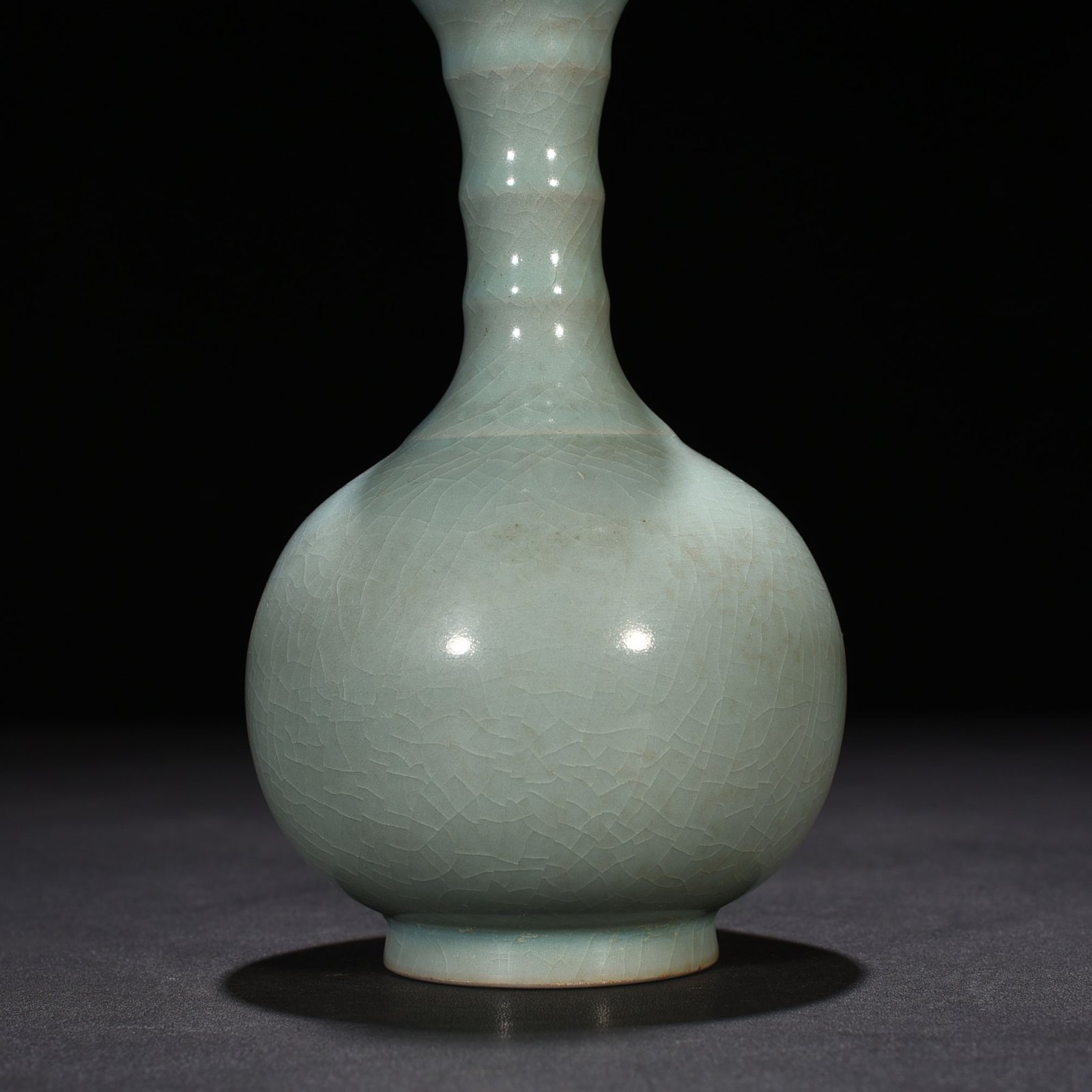 Song Dynasty Ru kiln azure glaze dazzling pattern vase