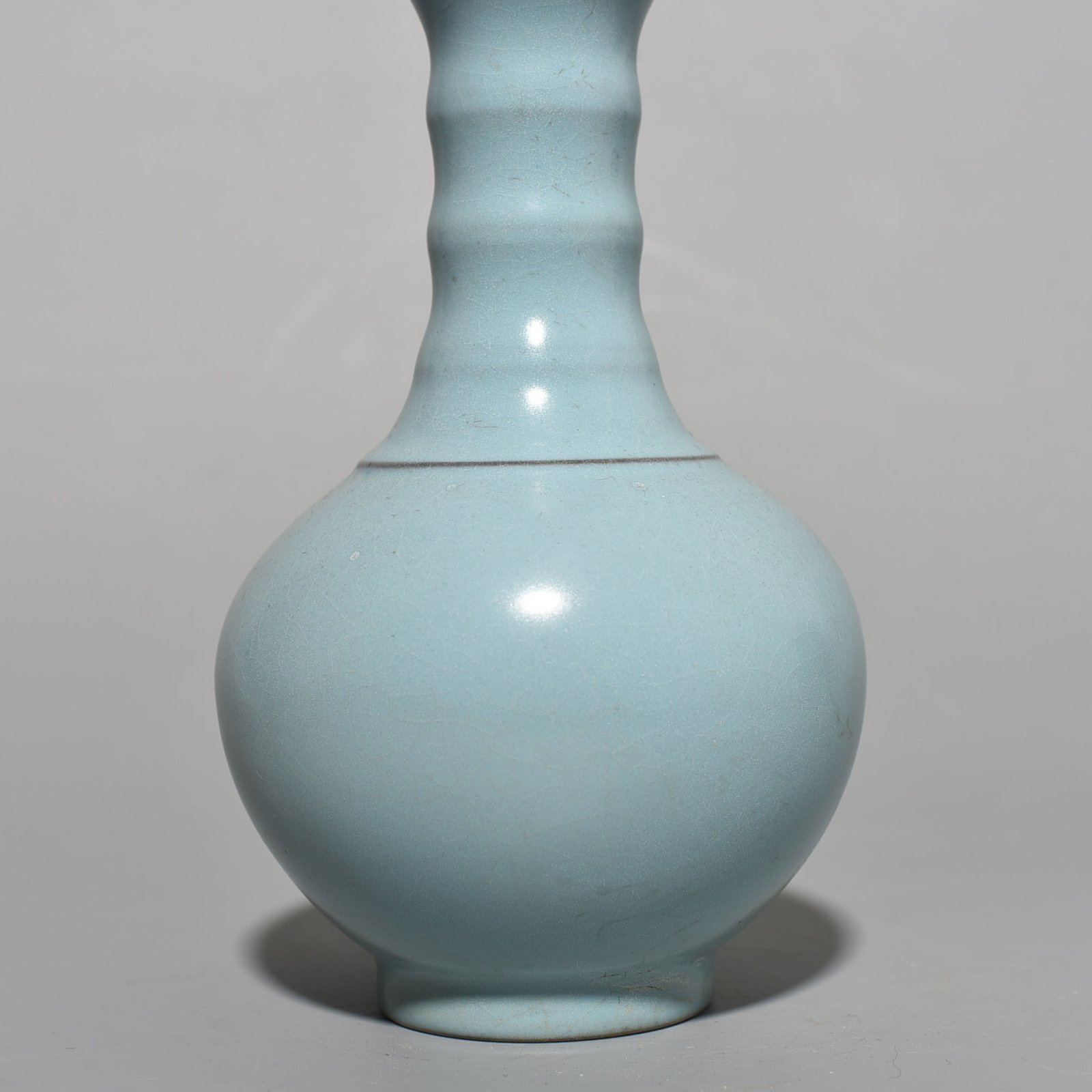 Song Dynasty Ru kiln azure glaze dazzling pattern vase