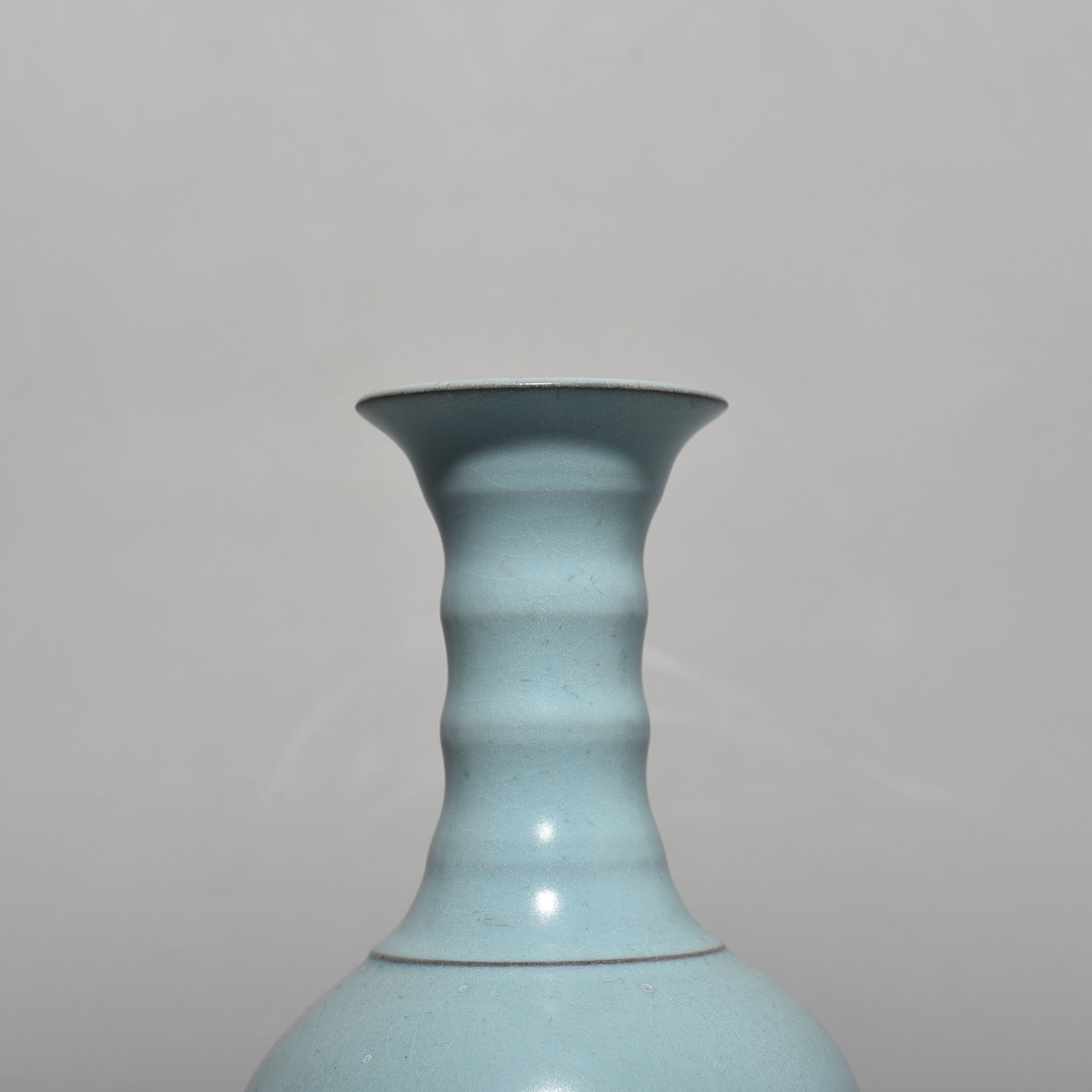 Song Dynasty Ru kiln azure glaze dazzling pattern vase