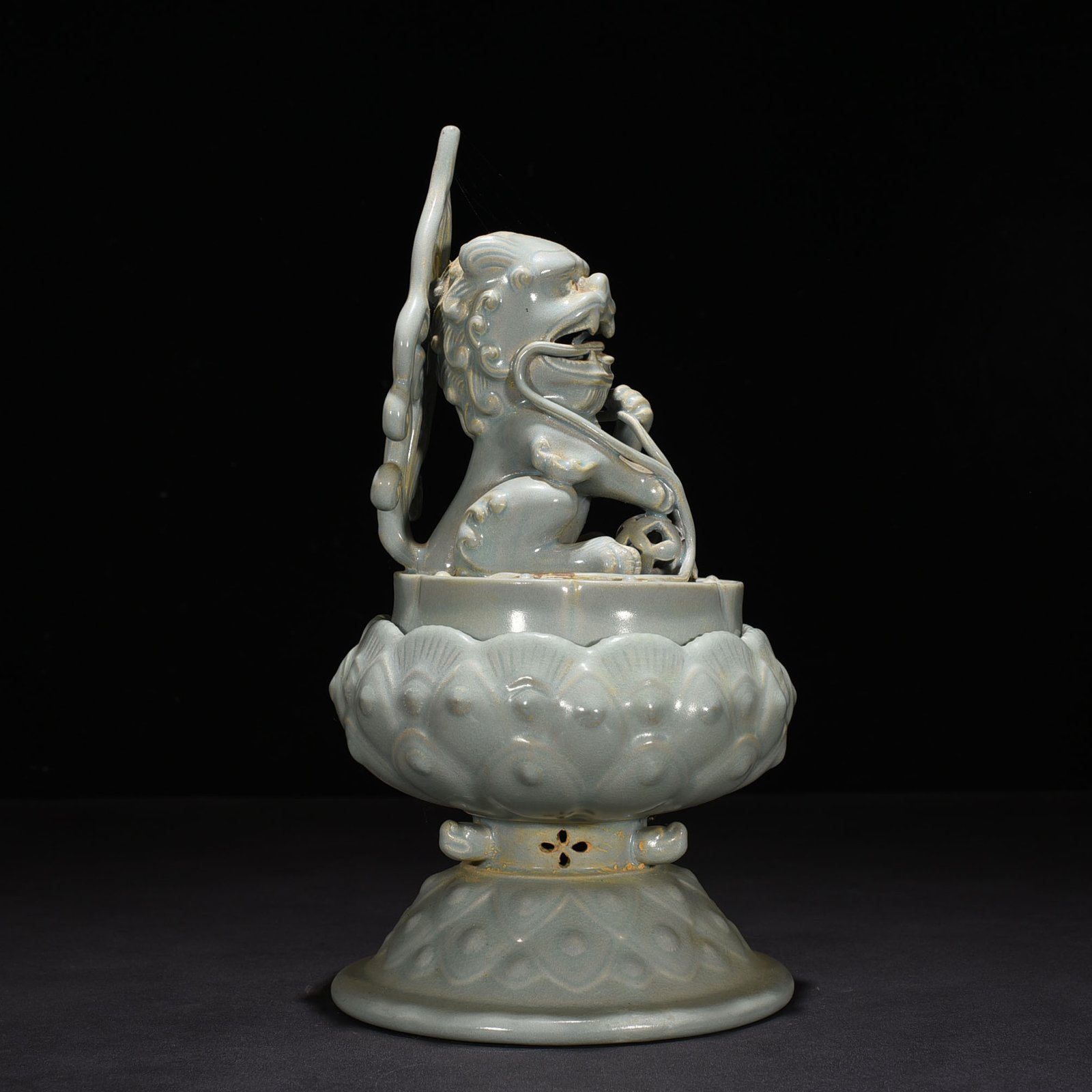 Song Dynasty Ru kiln azure glaze suanni fumigator