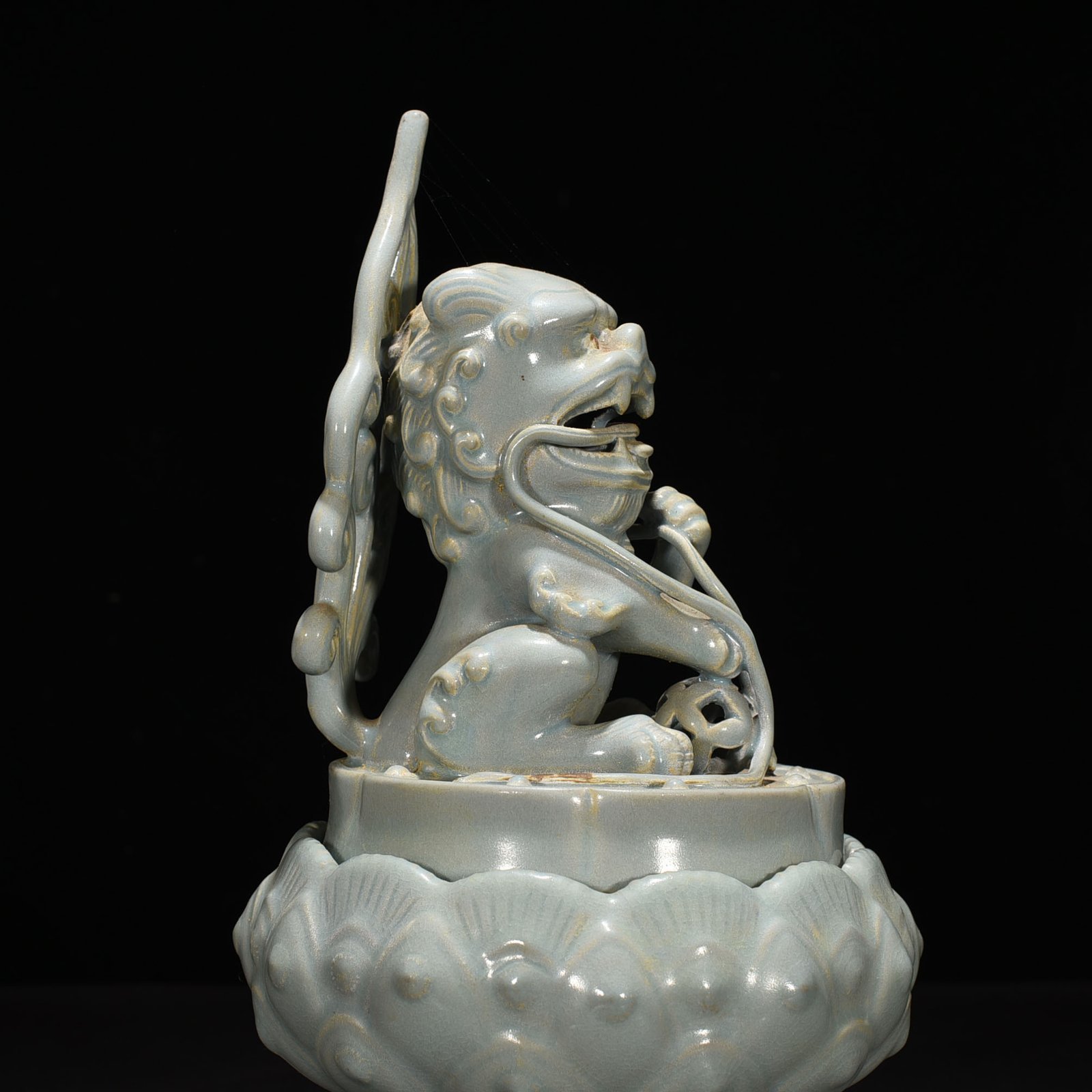 Song Dynasty Ru kiln azure glaze suanni fumigator