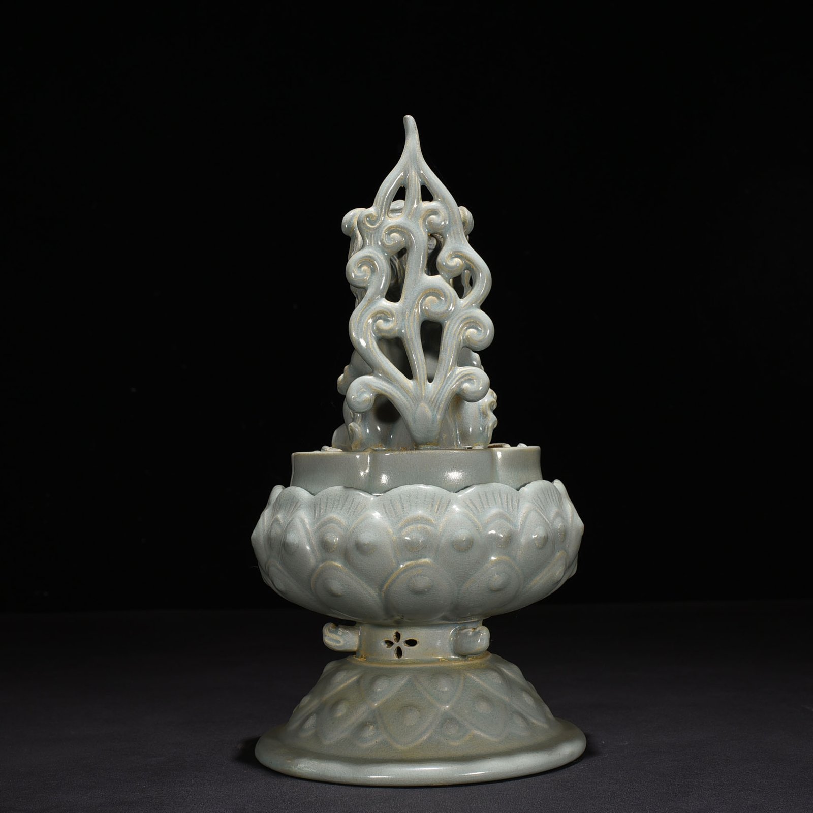 Song Dynasty Ru kiln azure glaze suanni fumigator