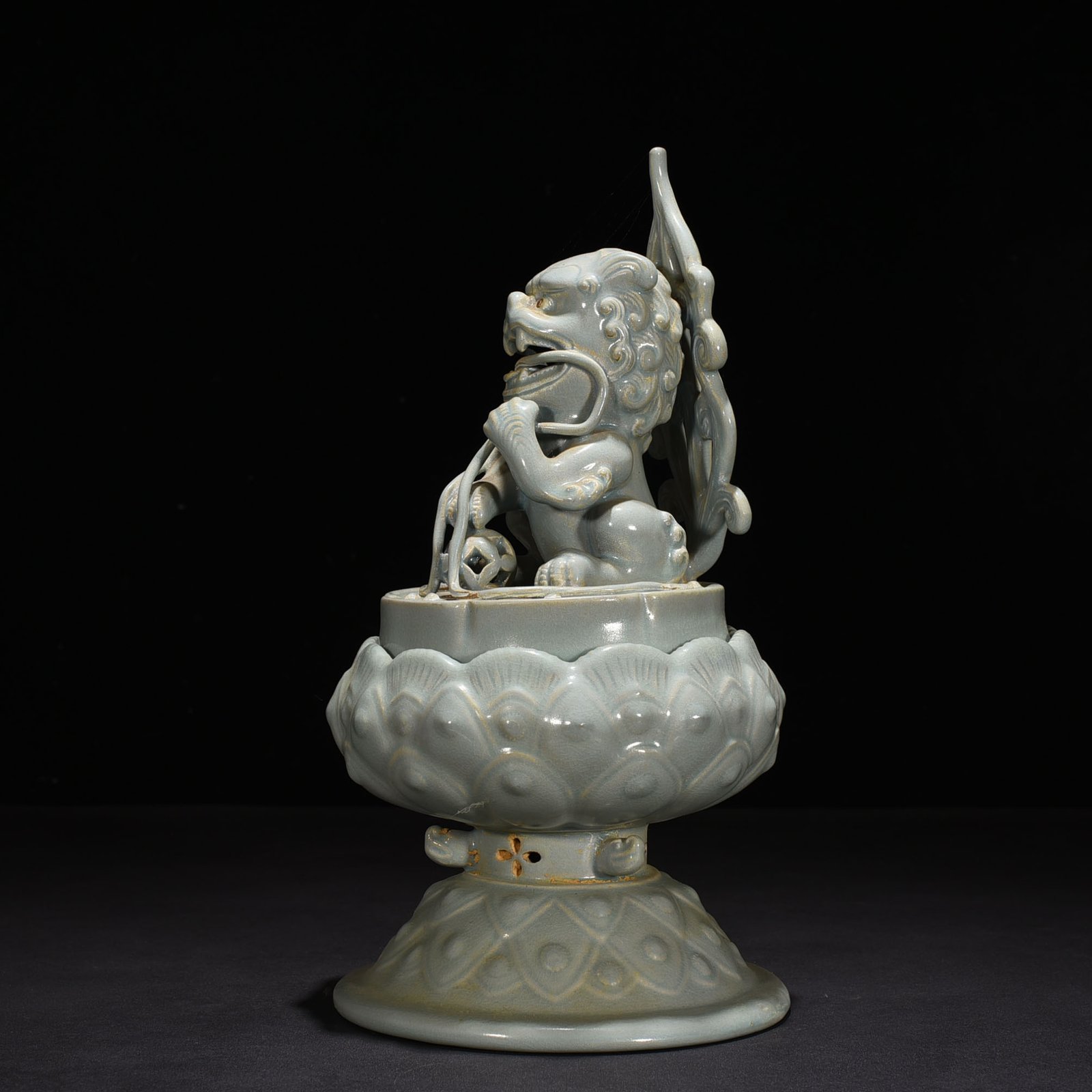 Song Dynasty Ru kiln azure glaze suanni fumigator