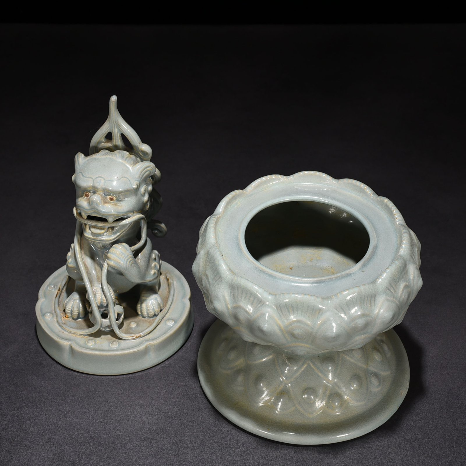Song Dynasty Ru kiln azure glaze suanni fumigator
