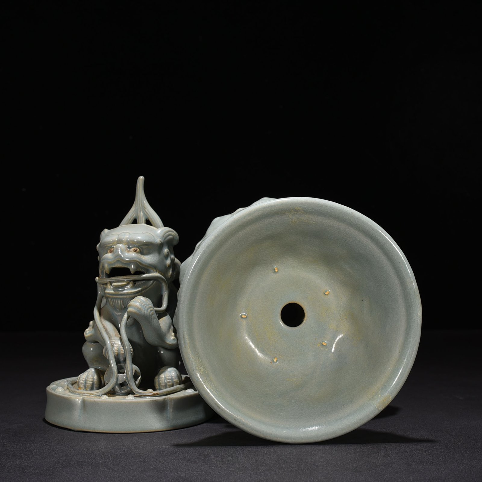 Song Dynasty Ru kiln azure glaze suanni fumigator