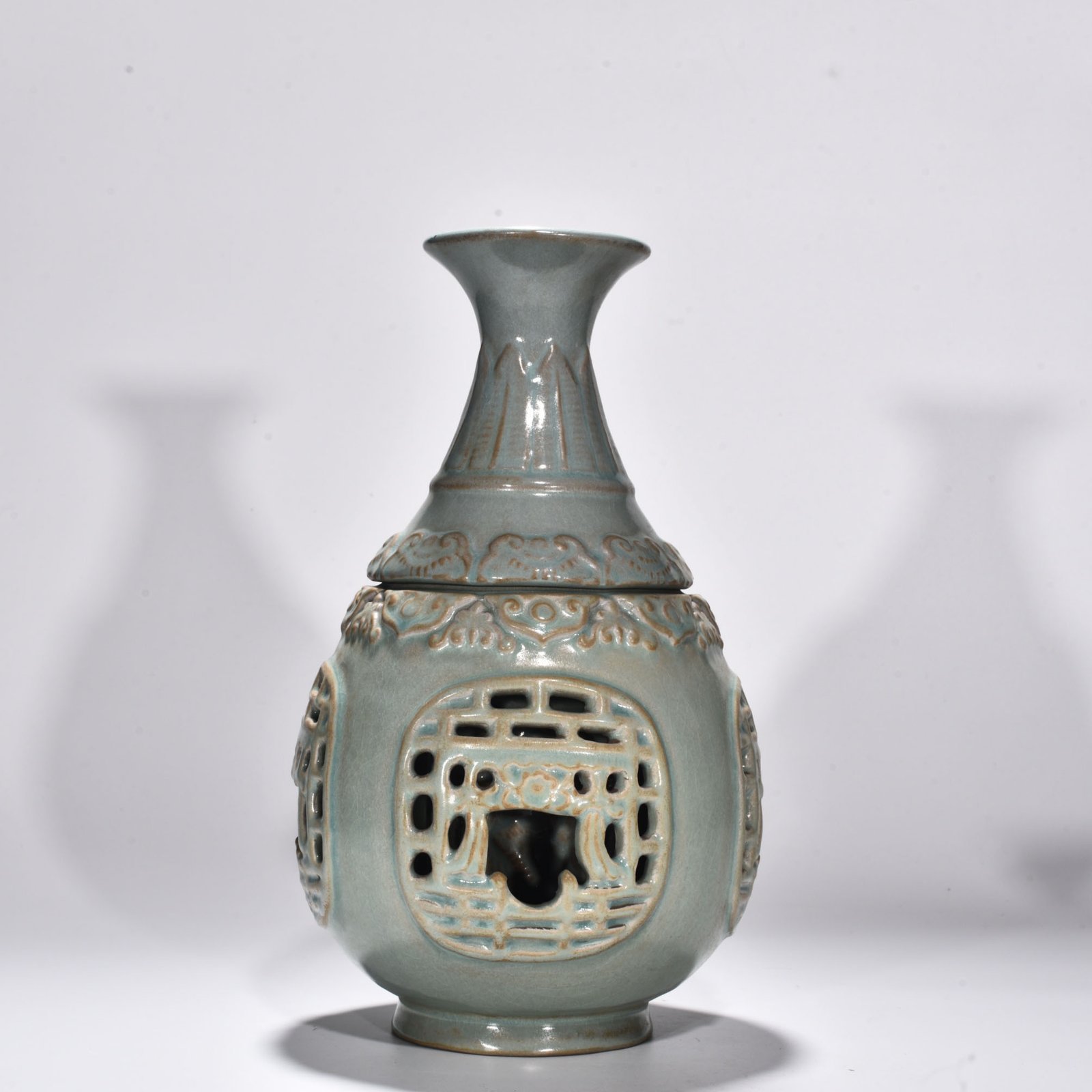 Song Dynasty Ru Kiln sky-green glaze hollow jade pot and spring vase