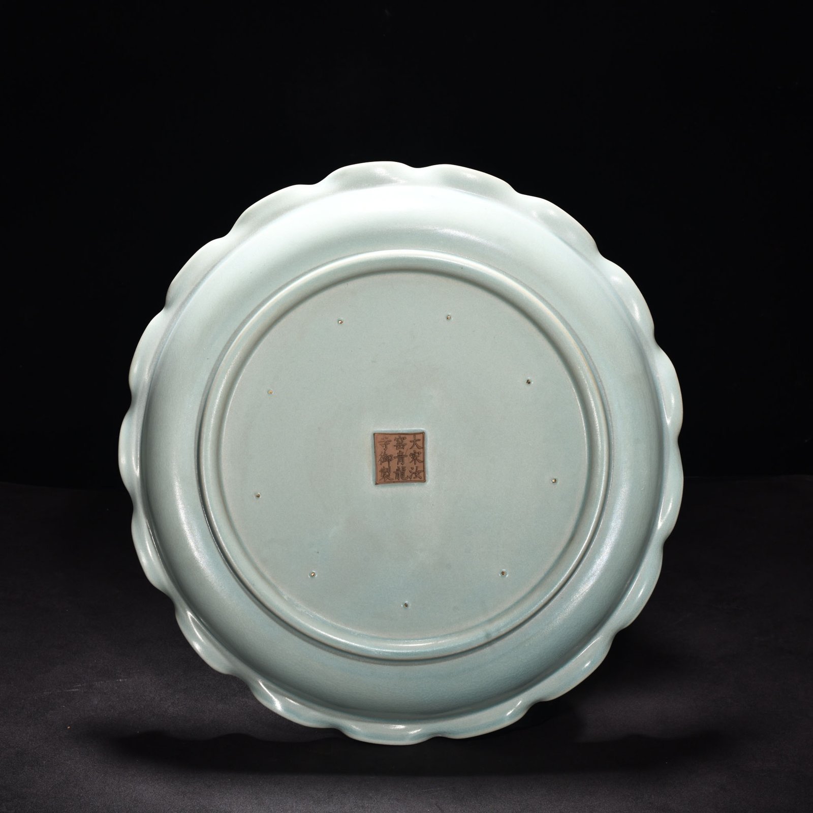 Song Dynasty Ru kiln azure glaze flower mouth plate