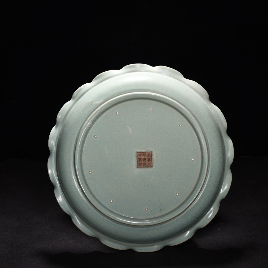 Song Dynasty Ru kiln azure glaze flower mouth plate