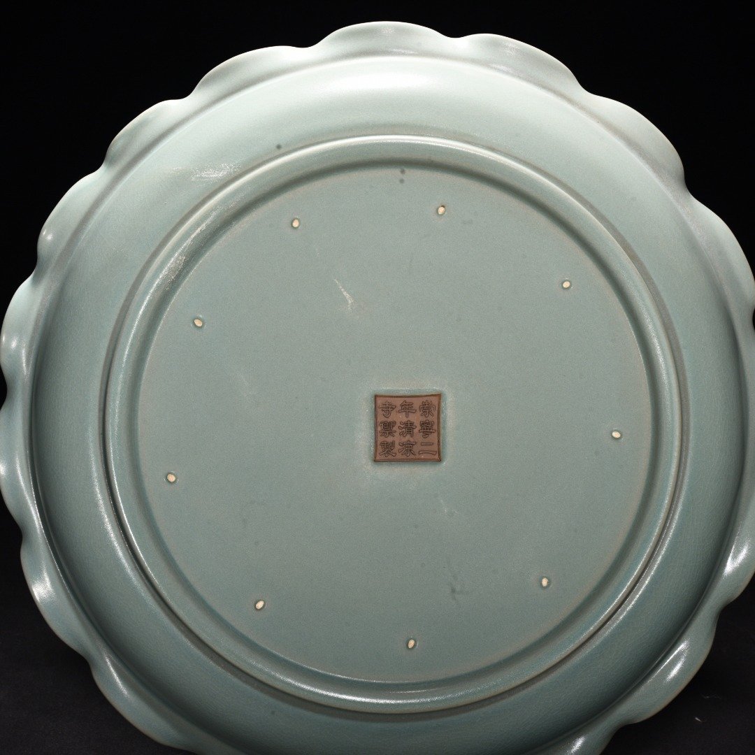 Song Dynasty Ru kiln azure glaze flower mouth plate