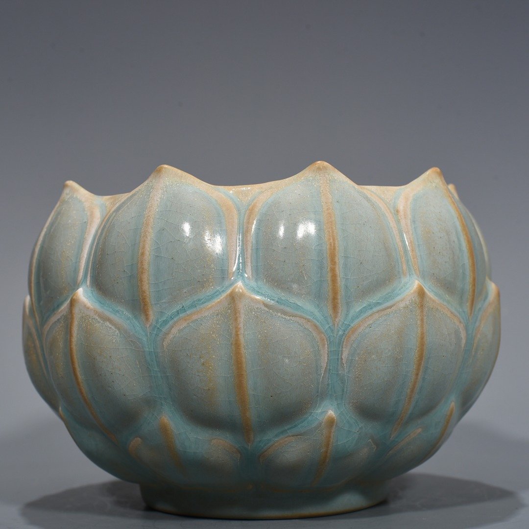 Song Dynasty Ru kiln azure glaze lotus wash
