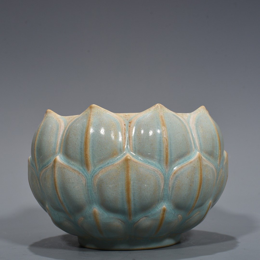 Song Dynasty Ru kiln azure glaze lotus wash