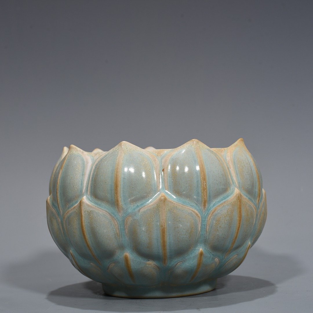 Song Dynasty Ru kiln azure glaze lotus wash