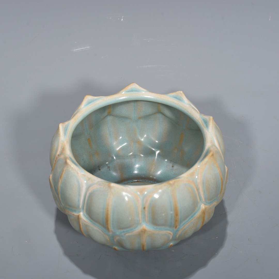 Song Dynasty Ru kiln azure glaze lotus wash