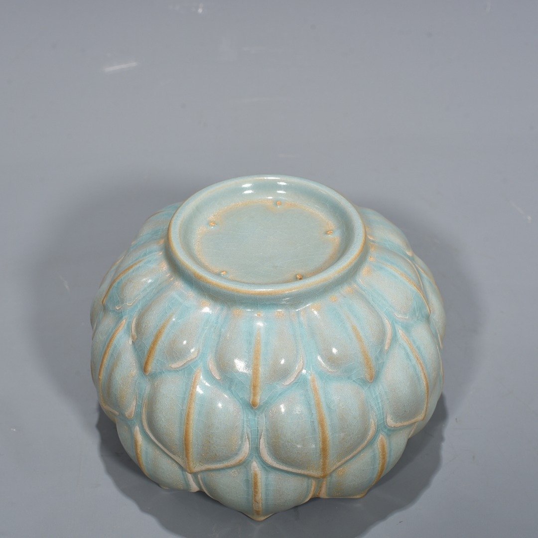 Song Dynasty Ru kiln azure glaze lotus wash