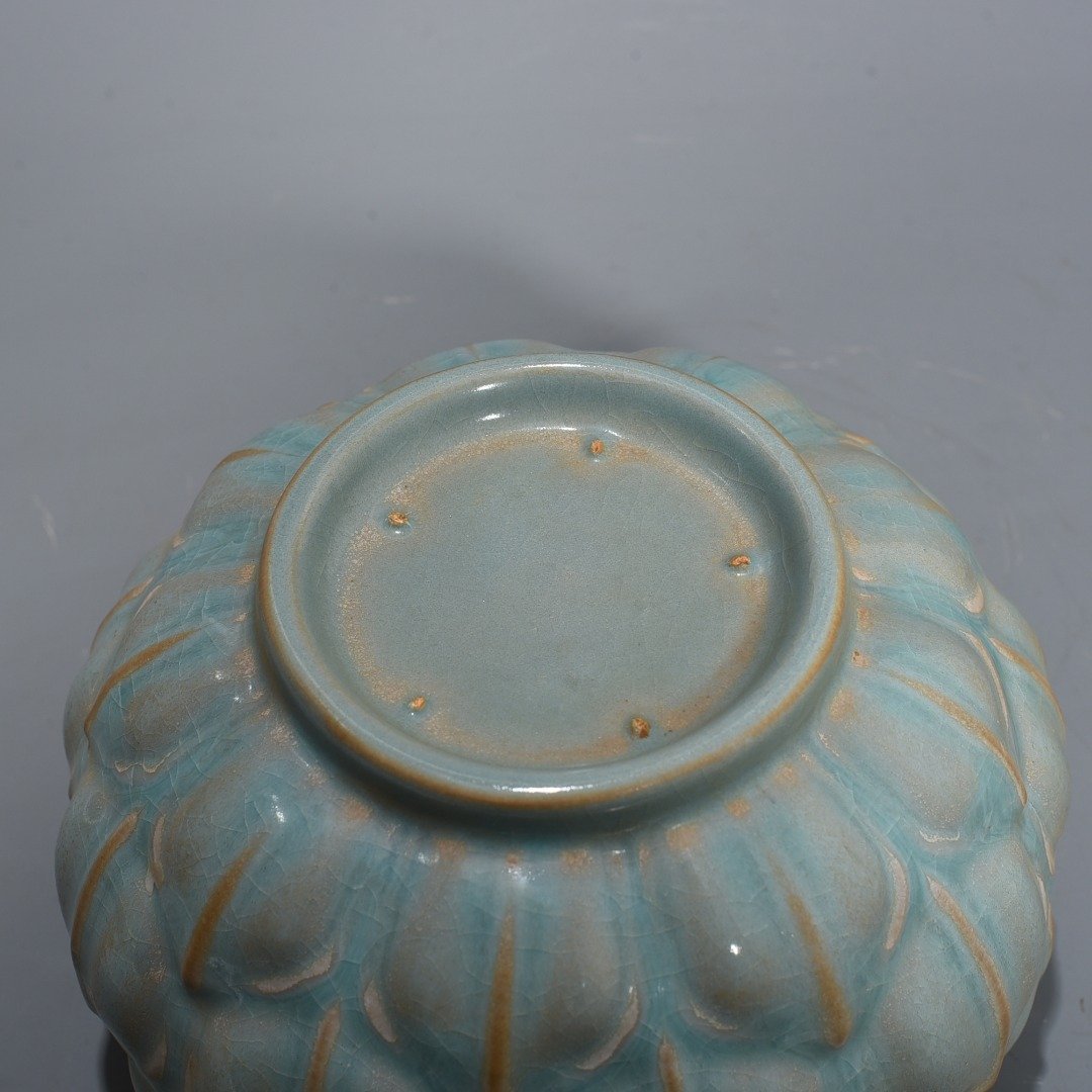 Song Dynasty Ru kiln azure glaze lotus wash