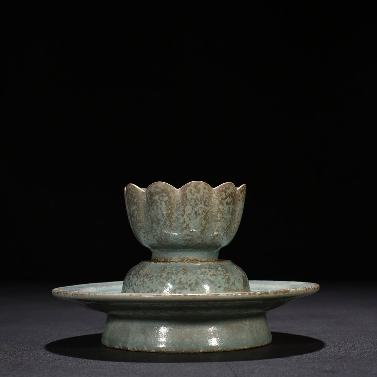Song Dynasty Ru kiln azure glaze lotus lamp holder