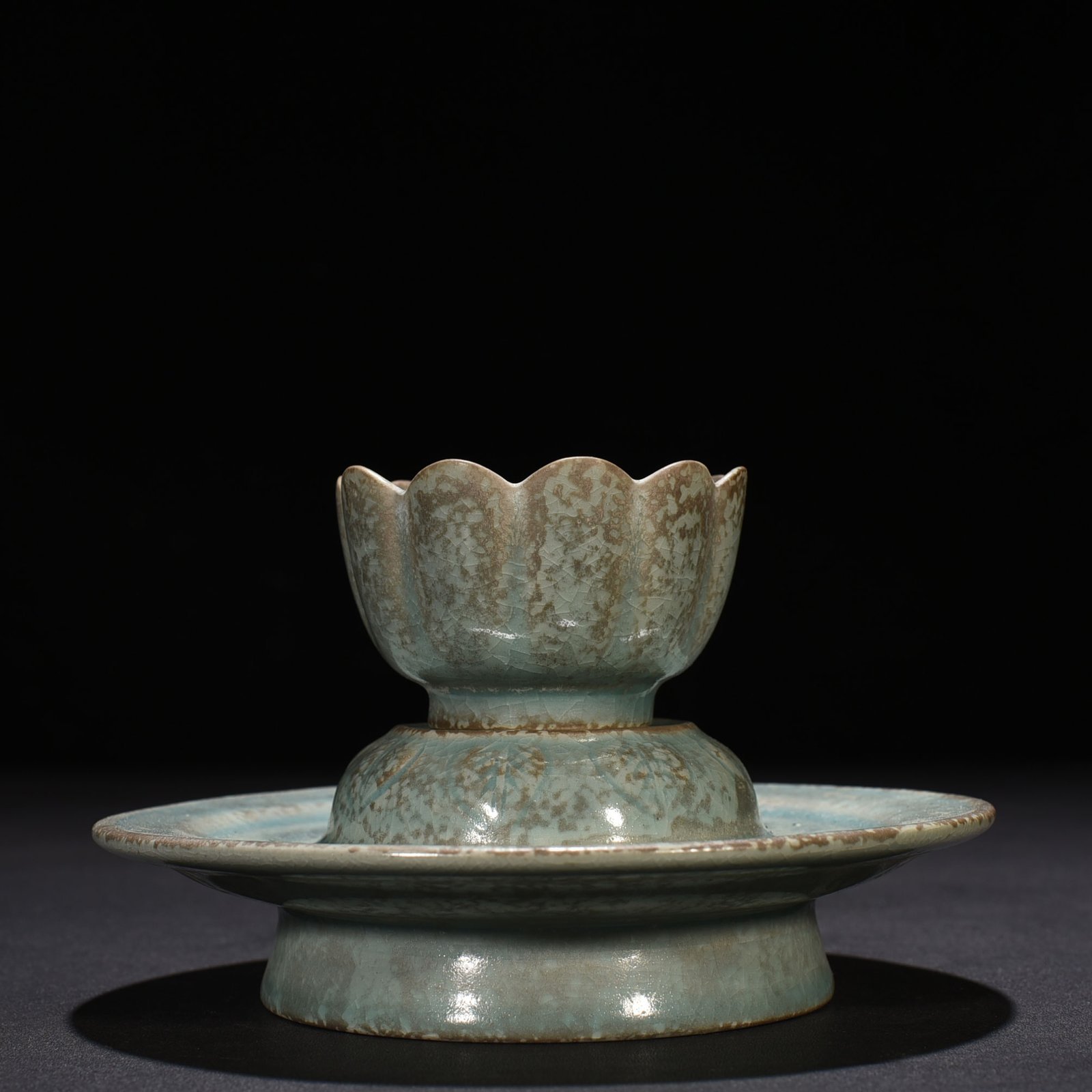 Song Dynasty Ru kiln azure glaze lotus lamp holder