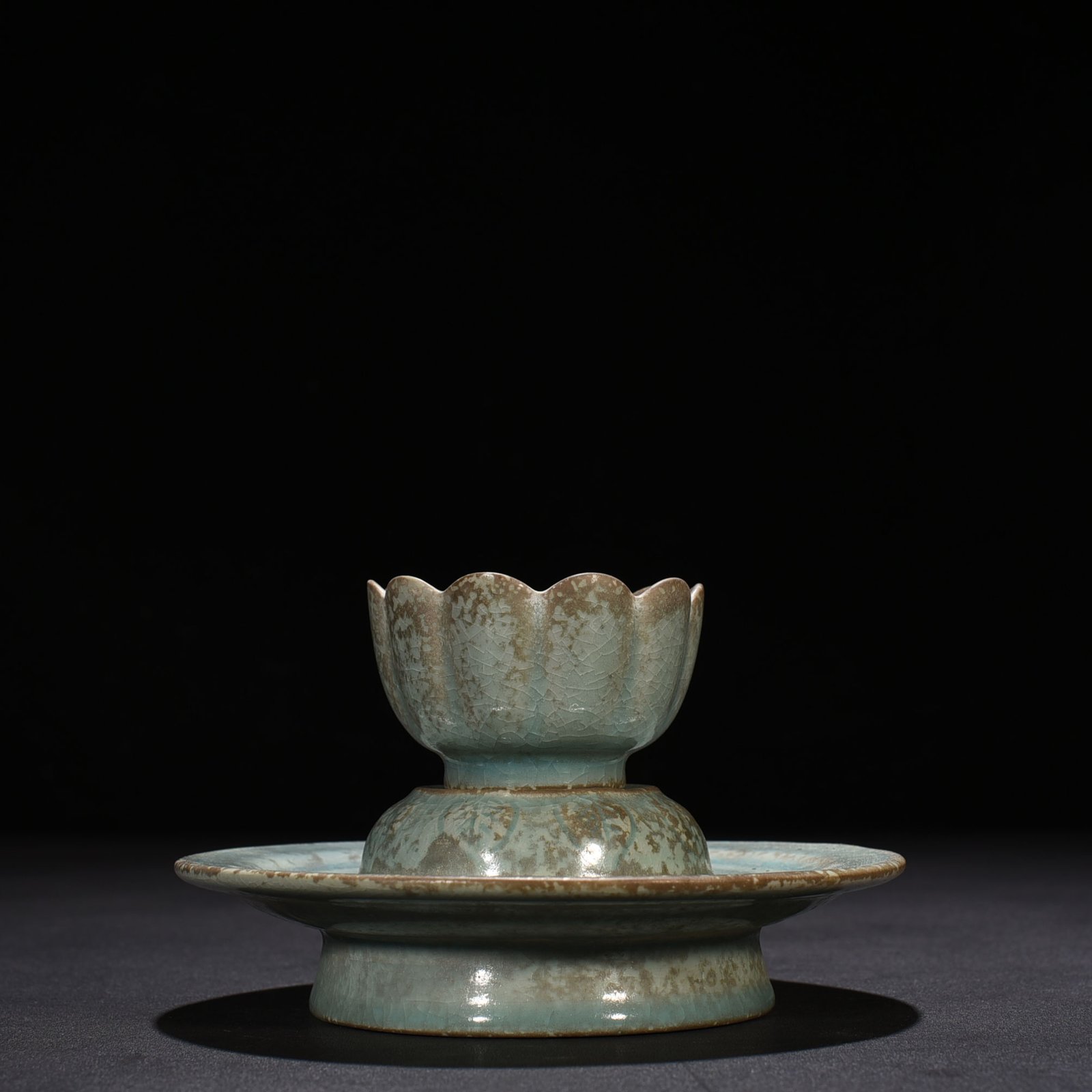 Song Dynasty Ru kiln azure glaze lotus lamp holder