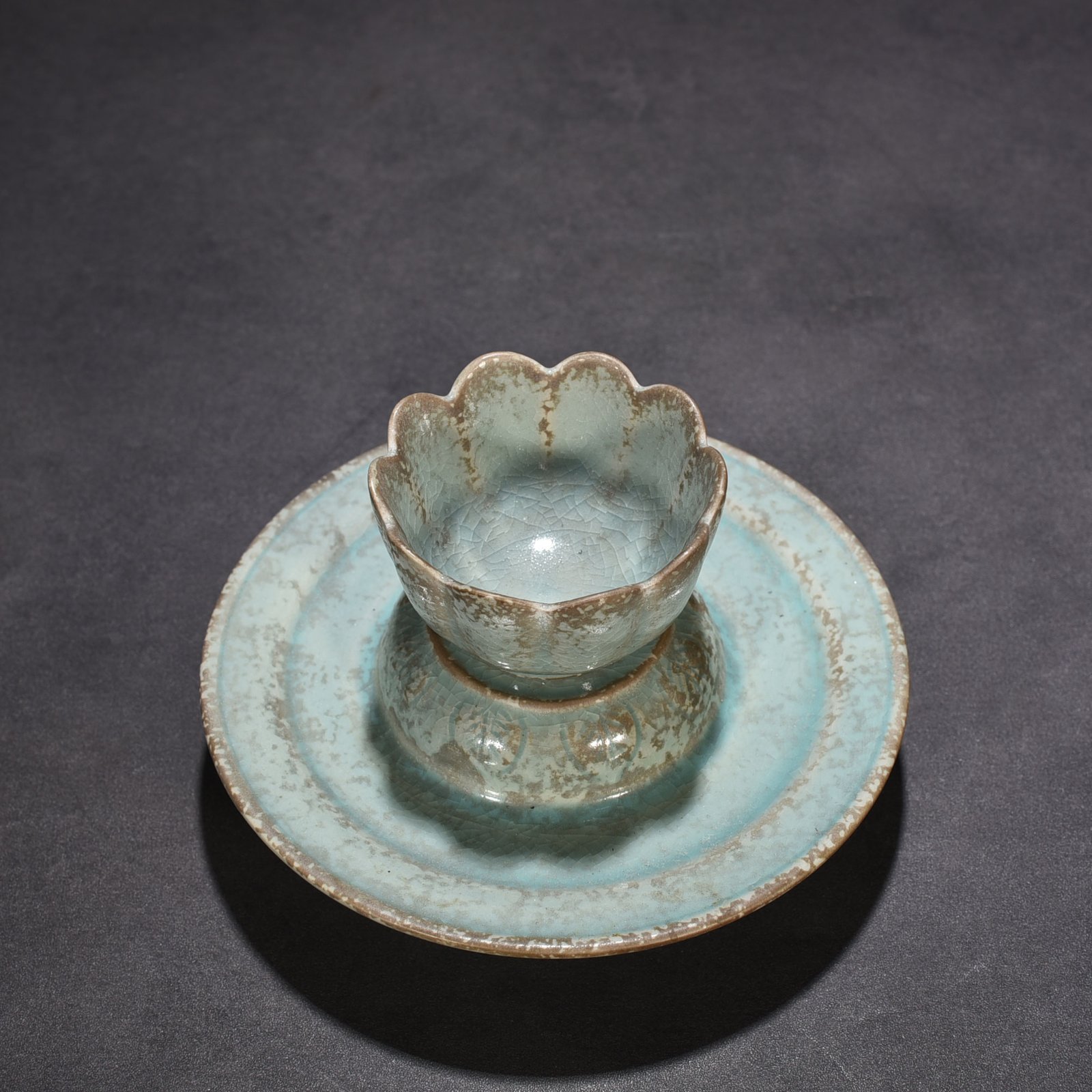 Song Dynasty Ru kiln azure glaze lotus lamp holder