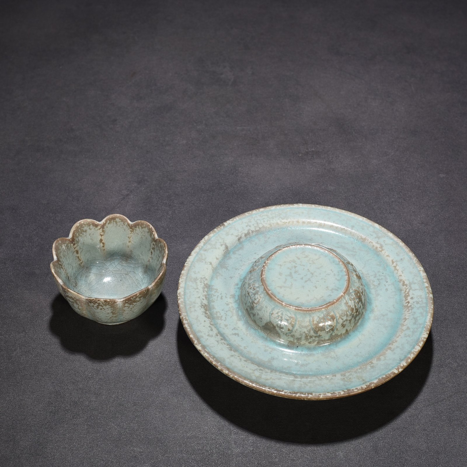 Song Dynasty Ru kiln azure glaze lotus lamp holder