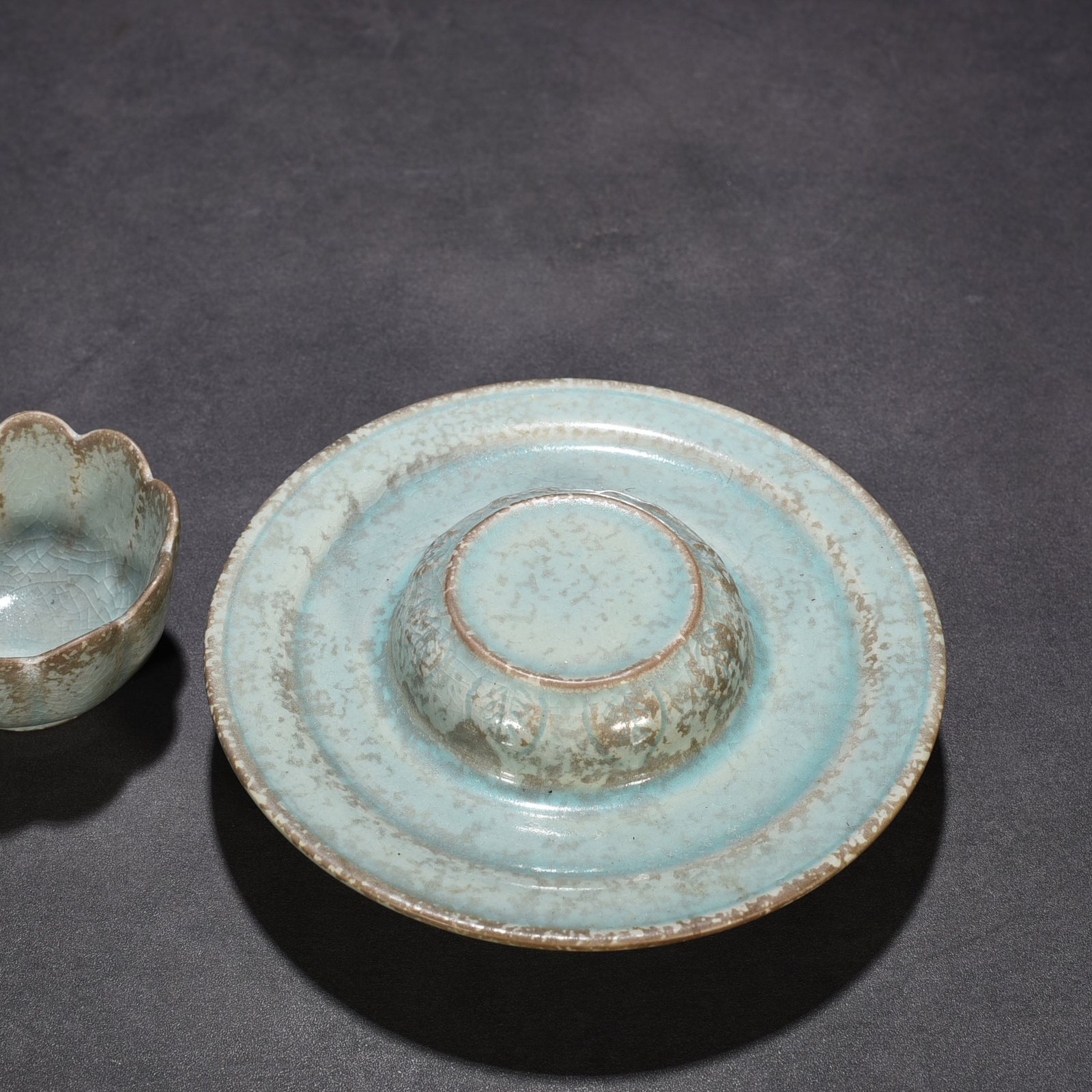 Song Dynasty Ru kiln azure glaze lotus lamp holder