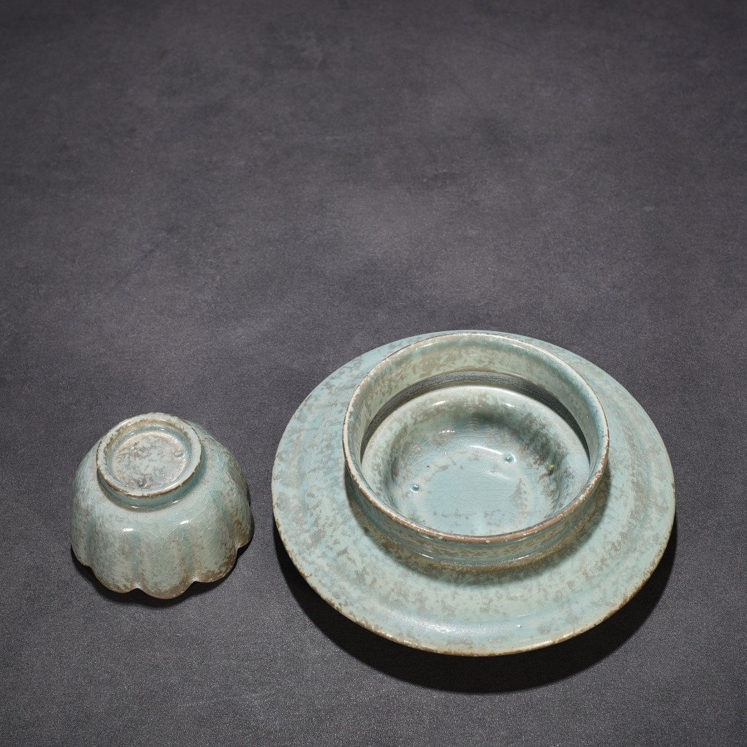 Song Dynasty Ru kiln azure glaze lotus lamp holder