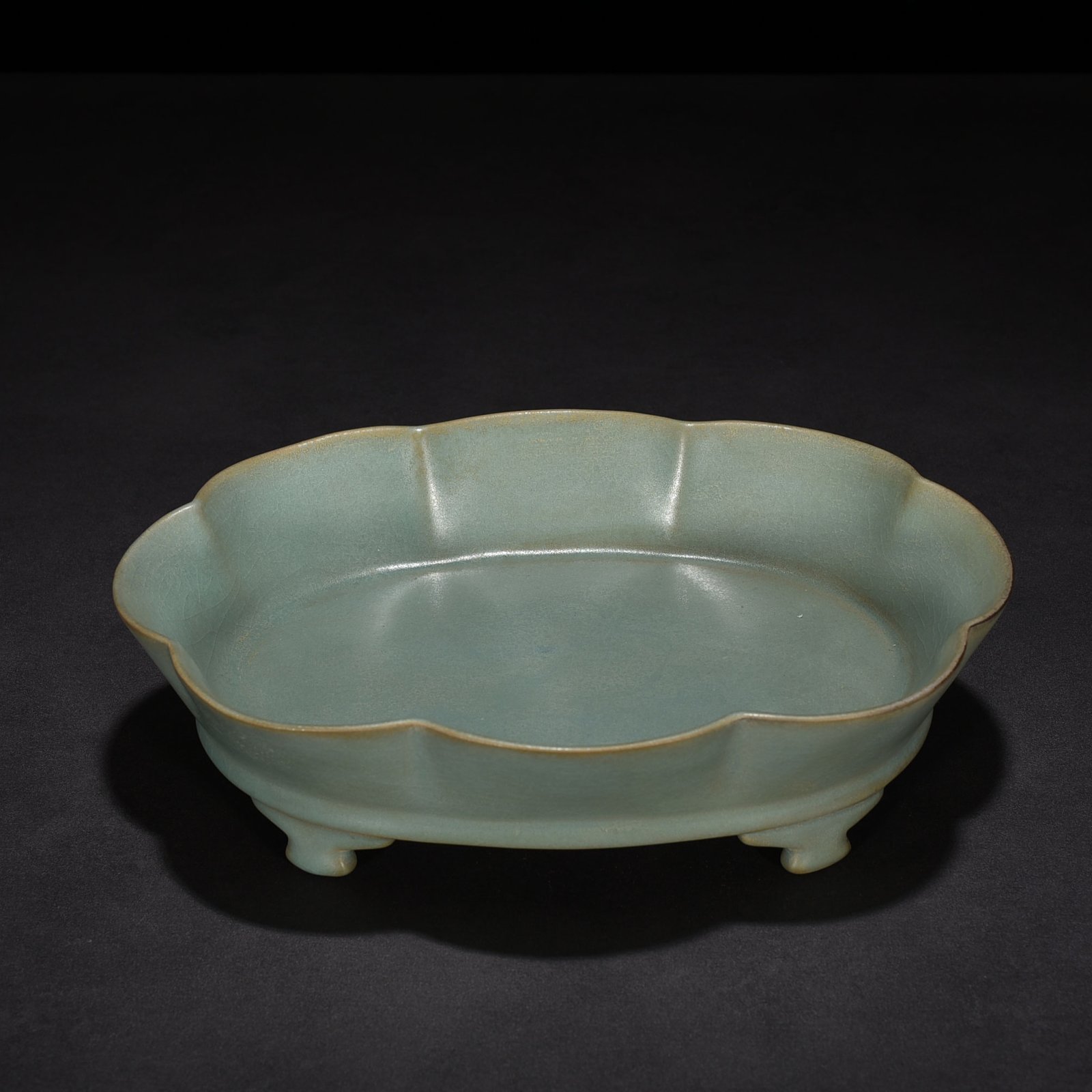 Song Dynasty Ru kiln azure glaze sunflower water fairy basin