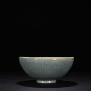 Song Dynasty Ru kiln sky blue glaze chicken heart bowl with crab claw pattern
