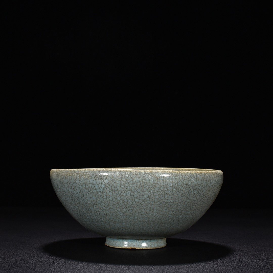 Song Dynasty Ru kiln sky blue glaze chicken heart bowl with crab claw pattern