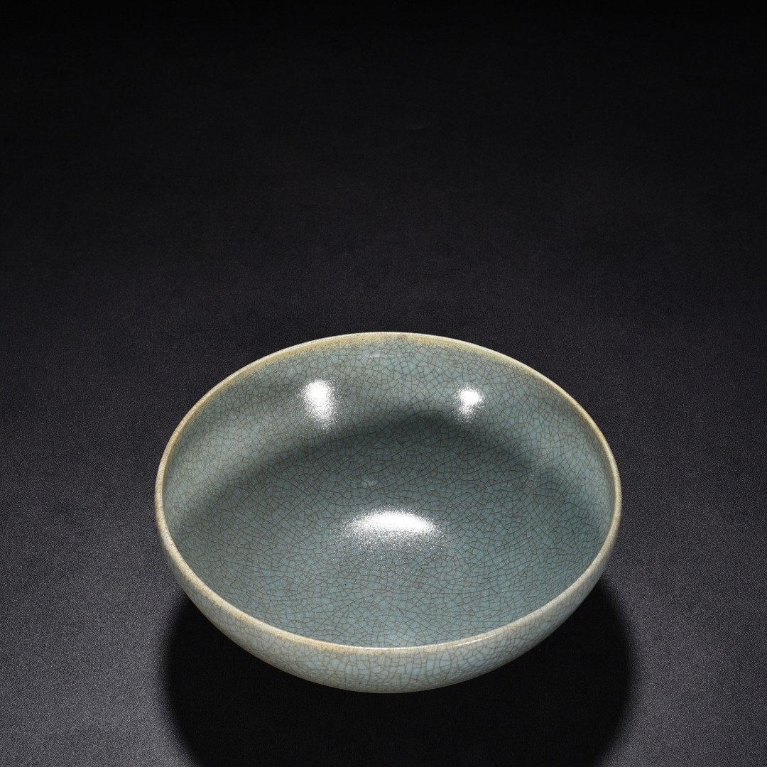 Song Dynasty Ru kiln sky blue glaze chicken heart bowl with crab claw pattern
