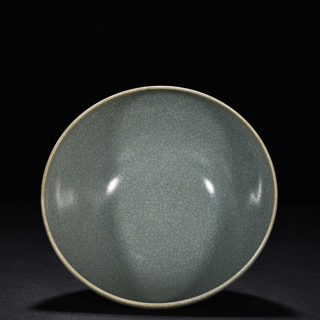 Song Dynasty Ru kiln sky blue glaze chicken heart bowl with crab claw pattern