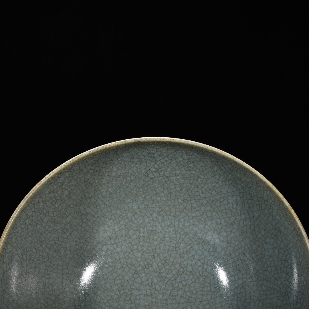 Song Dynasty Ru kiln sky blue glaze chicken heart bowl with crab claw pattern