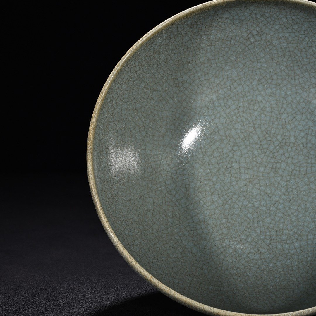 Song Dynasty Ru kiln sky blue glaze chicken heart bowl with crab claw pattern