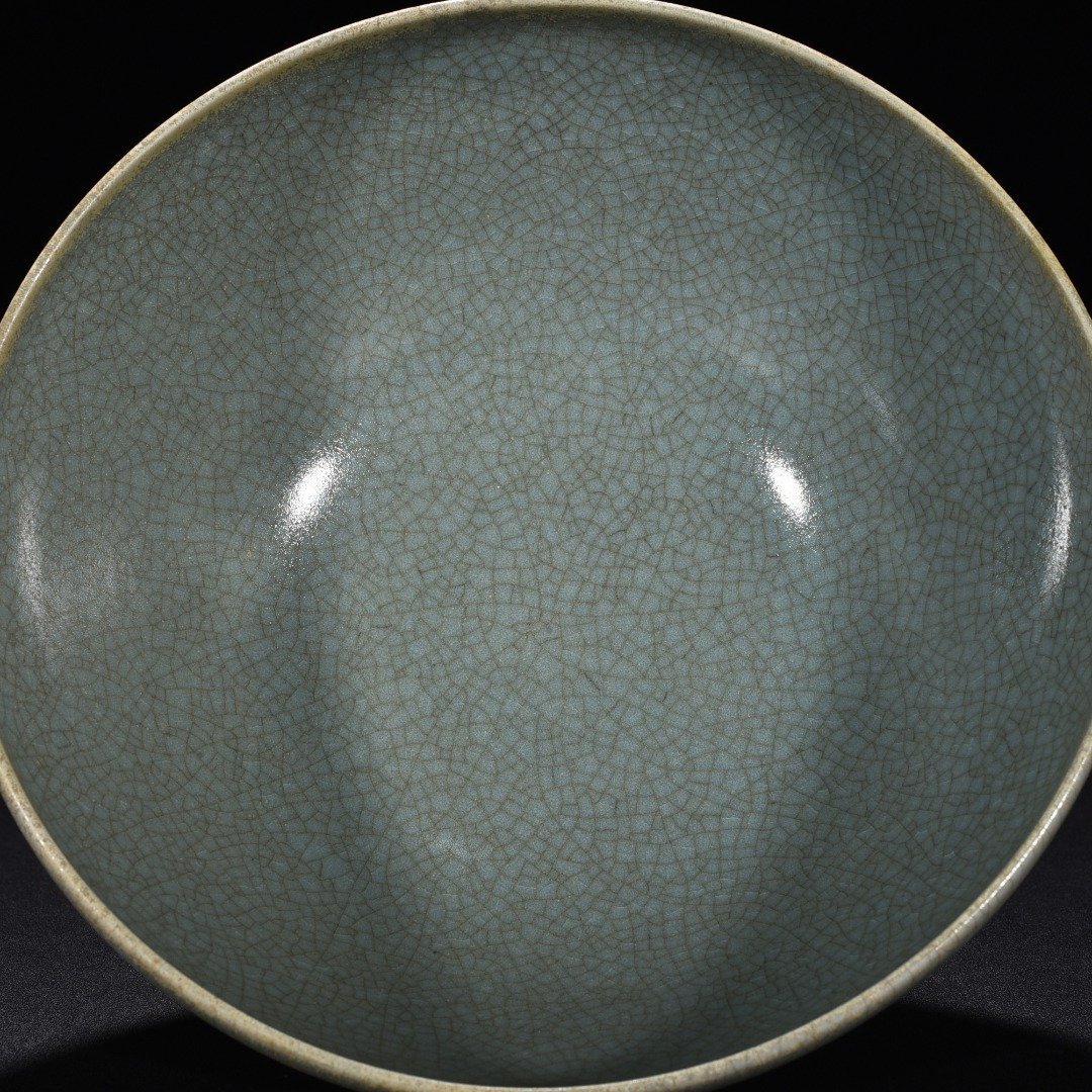 Song Dynasty Ru kiln sky blue glaze chicken heart bowl with crab claw pattern