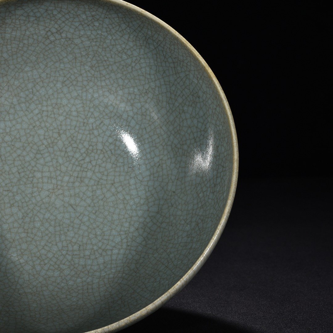 Song Dynasty Ru kiln sky blue glaze chicken heart bowl with crab claw pattern