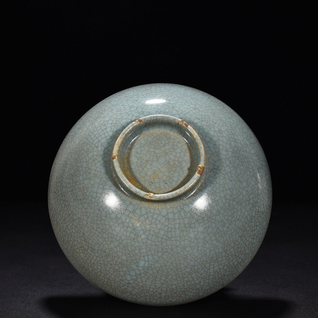 Song Dynasty Ru kiln sky blue glaze chicken heart bowl with crab claw pattern