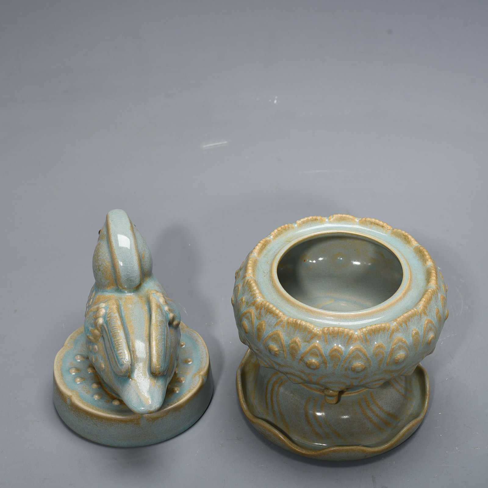 Song Dynasty Ru kiln azure glaze mandarin duck smoker